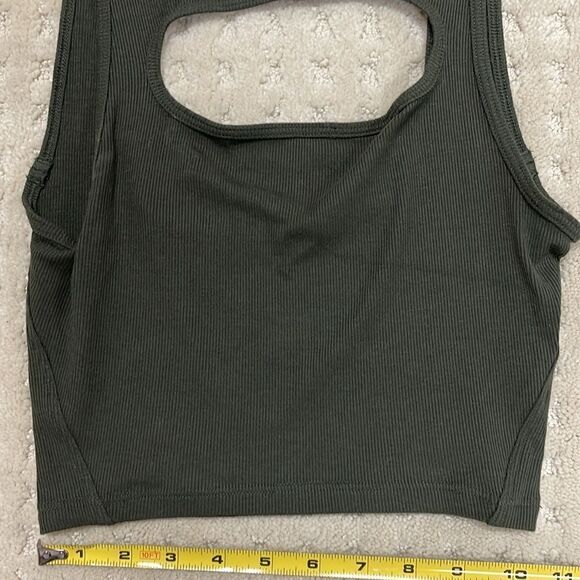 Lululemon Front Cut-Out Crop Tank, Green, Size 4 - Picture 5 of 7